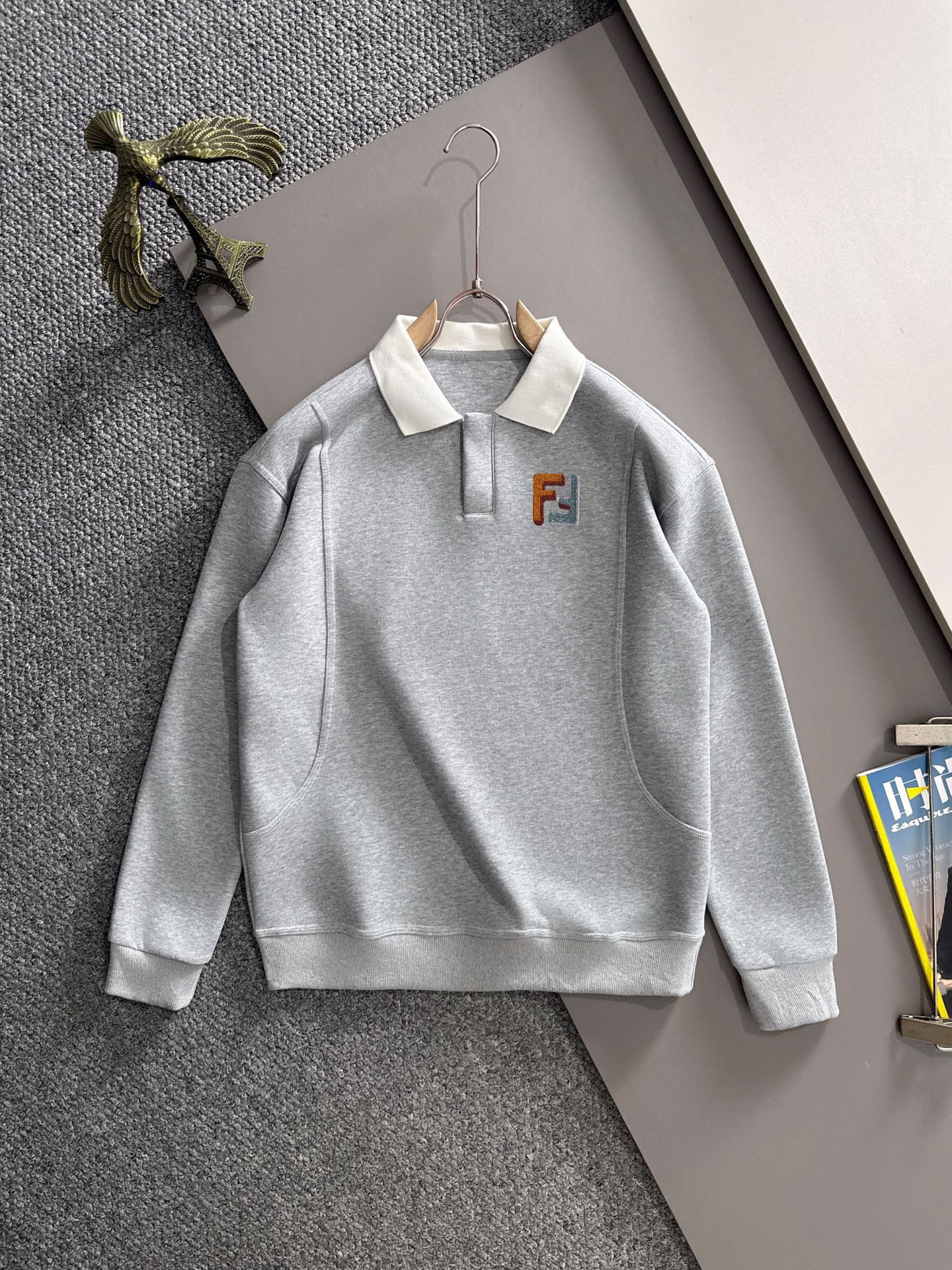 2026/01/1000001462.jpg PULL GREY F WHITE COLLAR – Image 1