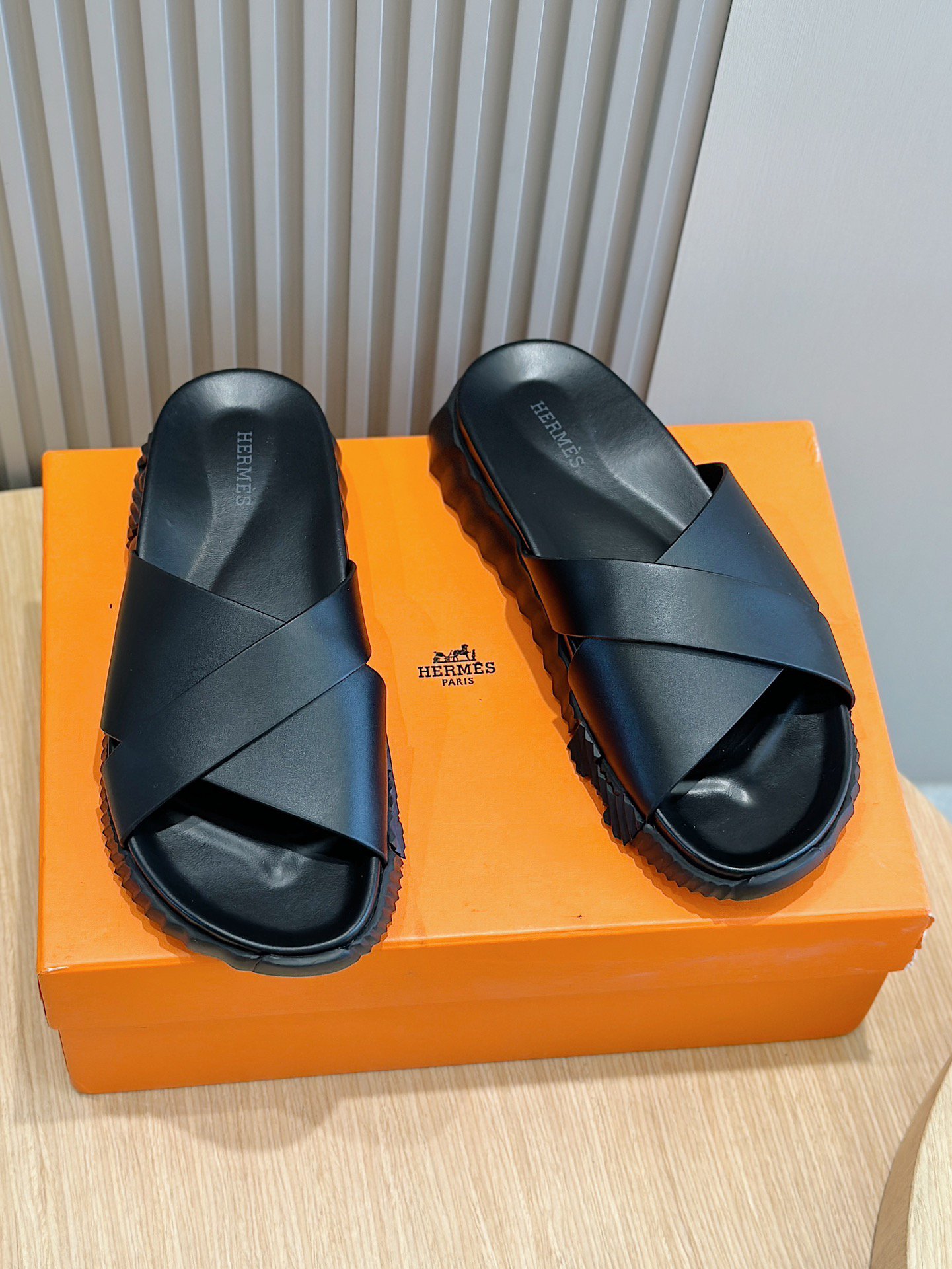 2026/01/1000001713.jpg H SLIPPERS NOIR – Image 1